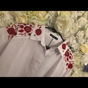 NWT Boohoo embroidered button down top BRAND NEW